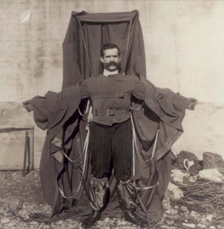 Franz Reichelt con el paracaídas que él mismo diseñó. Wikimedia Commons